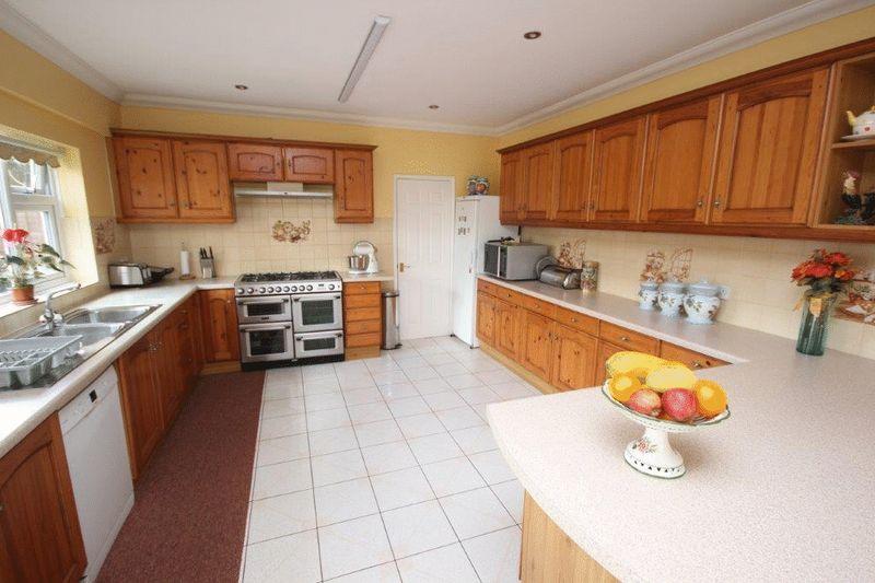 Sherborne Avenue, Luton 5 bed detached house £540,000