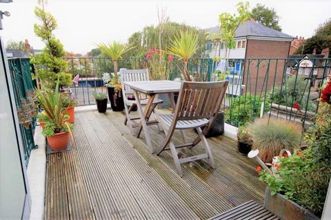 2 bedroom flat to rent, Coombe Road, Chiswick