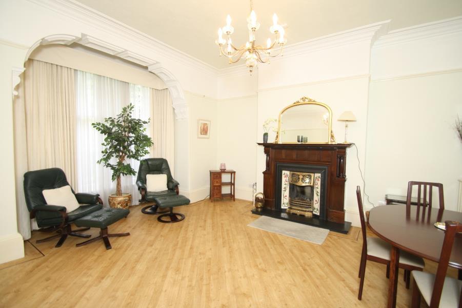 WETHERBY ROAD, OAKWOOD, LEEDS LS8 2QG 2 bed apartment £695 pcm (£160 pw)