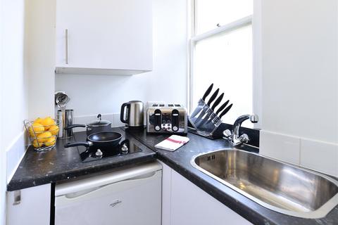 Studio to rent, Hill Street, Mayfair, London, W1J