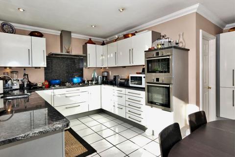 4 bedroom terraced house to rent, Upper Walk, Virginia Park, GU25 4SN
