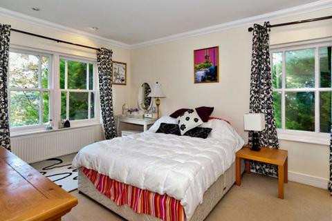 4 bedroom terraced house to rent, Upper Walk, Virginia Park, GU25 4SN