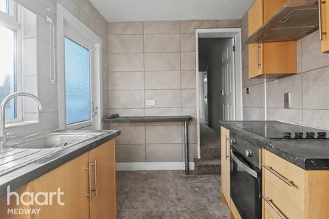 3 bedroom terraced house to rent, Leslie Road, GILLINGHAM
