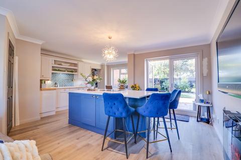 4 bedroom detached house for sale, SHOLING! IMPRESSIVE OPEN PLAN LIVING AREA! QUIET LOCATION!
