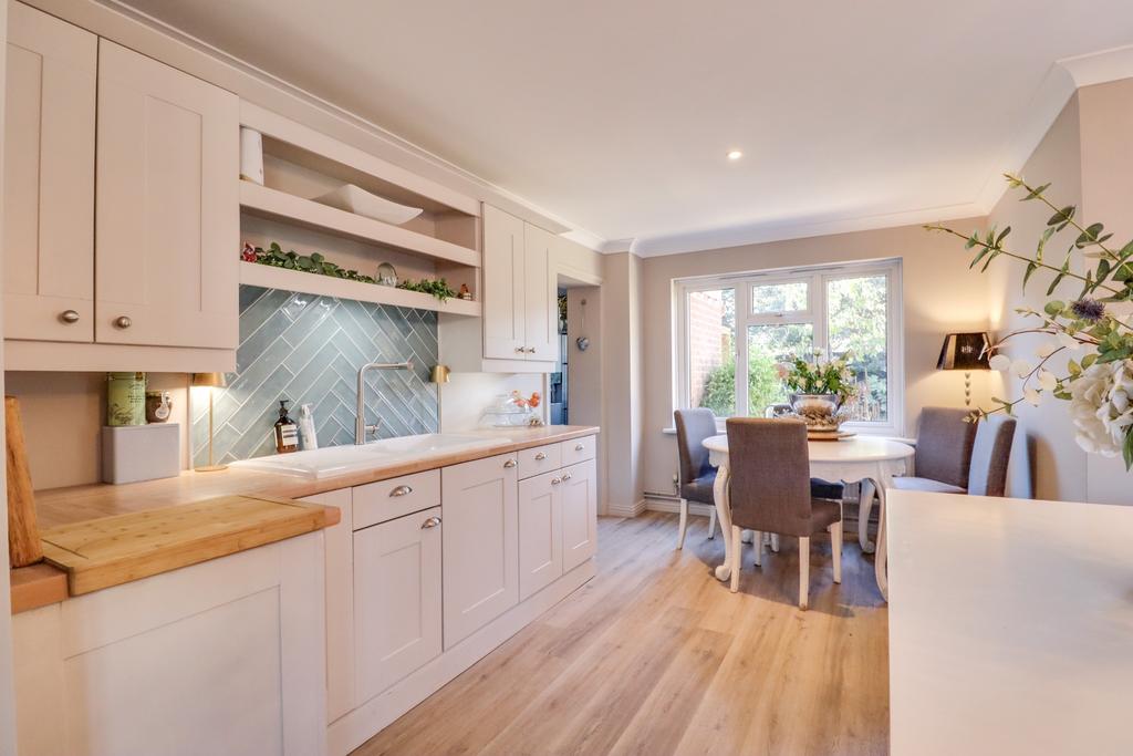 £425,000! SHOLING! NO CHAIN! STUNNING GARDEN! - 4 bedroom detached house for sale - Photo 28
