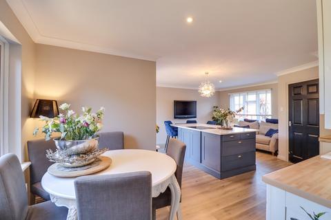 undefined, SHOLING! IMPRESSIVE OPEN PLAN LIVING AREA! QUIET LOCATION!