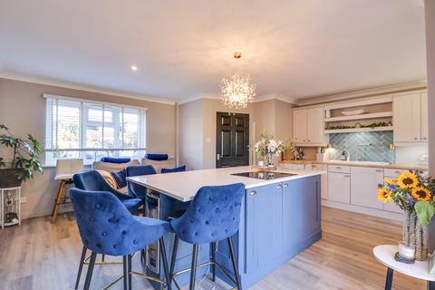undefined, SHOLING! IMPRESSIVE OPEN PLAN LIVING AREA! QUIET LOCATION!