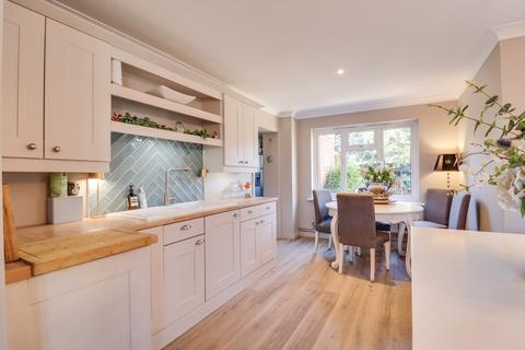 undefined, SHOLING! IMPRESSIVE OPEN PLAN LIVING AREA! QUIET LOCATION!