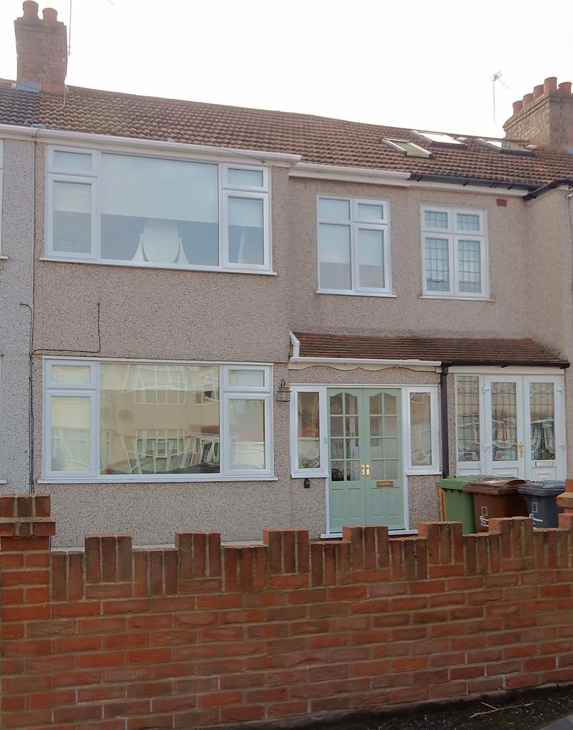 Horace Avenue, Rush Green, Romford RM7 3 bed terraced house £1,300