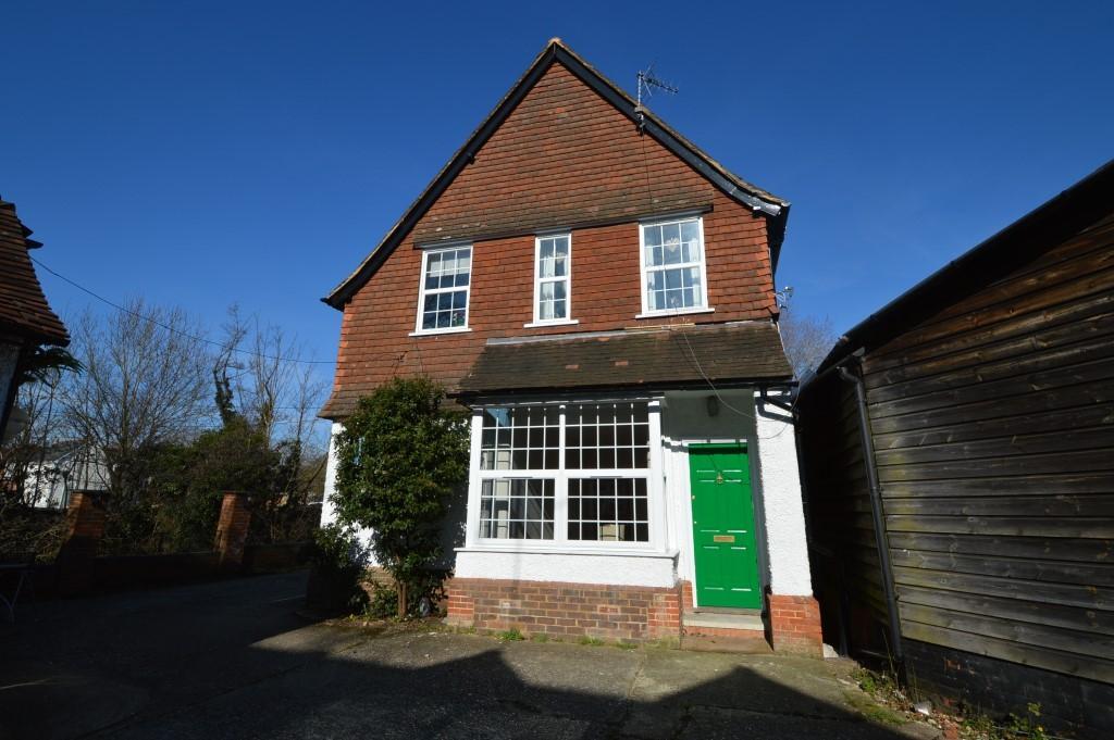 Station Road, Liss, GU33 1 bed flat £595 pcm (£137 pw)