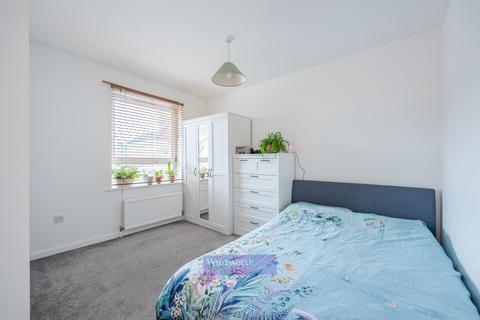 3 bedroom terraced house to rent - CHIVALRY ROAD, SW11