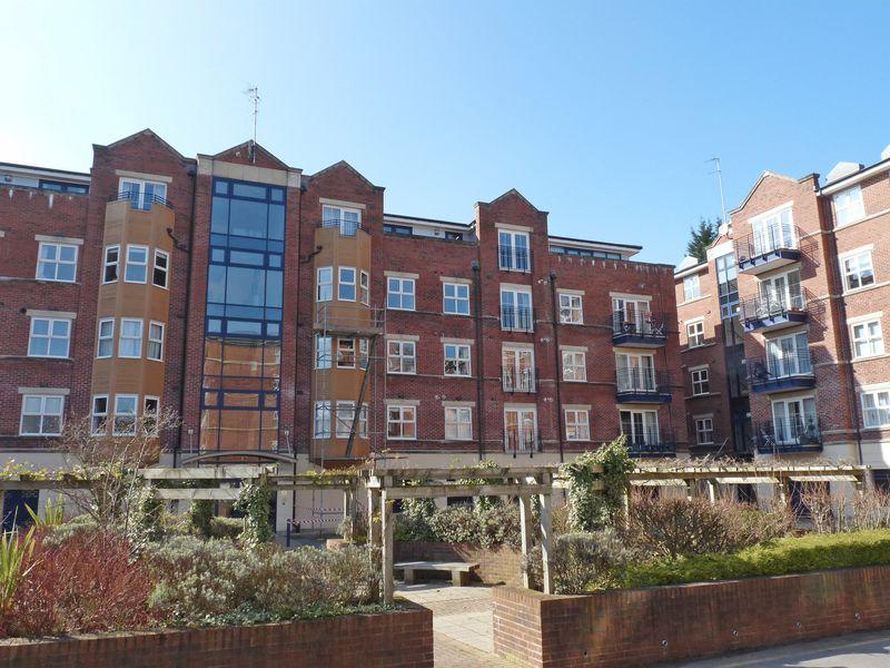 Carisbrooke Road, Far Headingley, Leeds LS16 5RU2 Double Bedroom, 2 Bath Apartment with Under