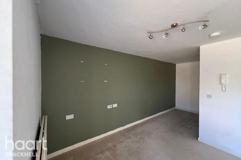 Studio to rent, Great Hollands Square, Bracknell
