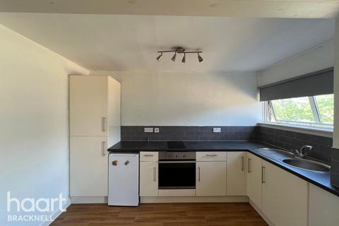 Studio to rent, Great Hollands Square, Bracknell