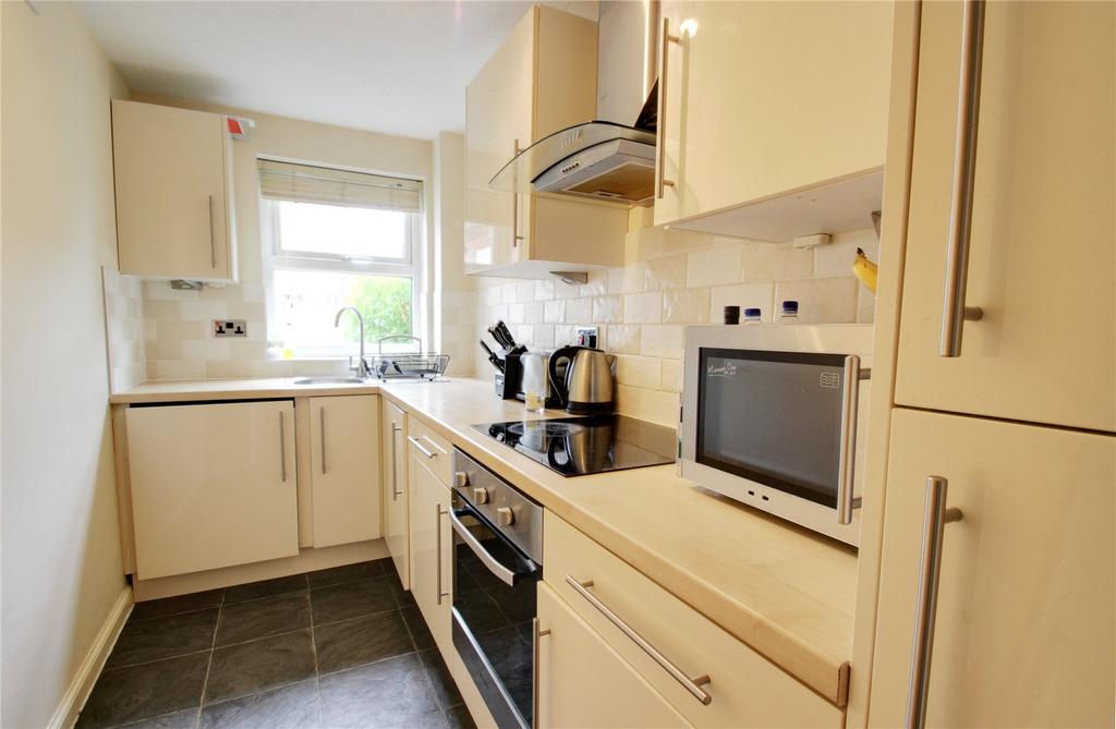 Vernon Close, Ottershaw, Surrey, KT16 1 bed £1,100 pcm (£