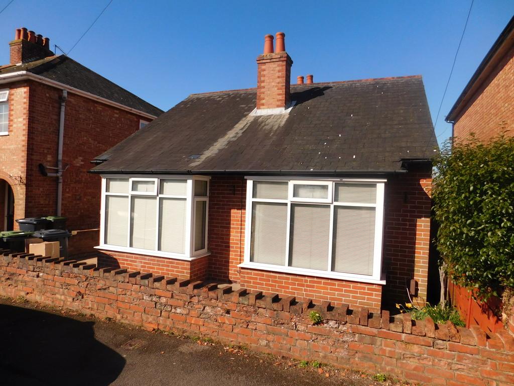 St James Road, Emsworth 2 bed detached bungalow £950 pcm (£219 pw)