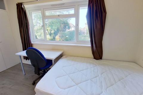 1 bedroom in a house share to rent, Guildford Park Avenue, Guildford GU2 7NH