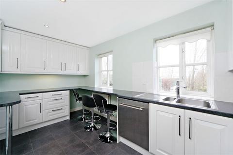 3 bedroom terraced house to rent, Bevin Square, London, SW17