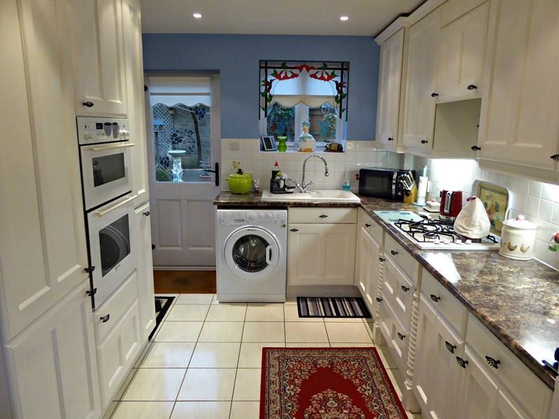 Thomas Crewe Close, Brackley 3 bed semidetached house £310,000