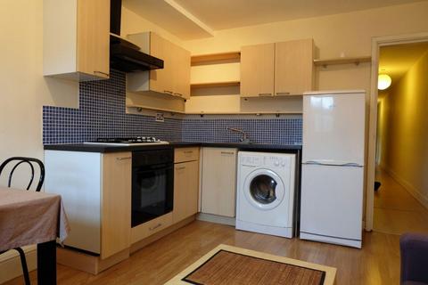 3 bedroom flat to rent, Flat 30, Kelso Heights