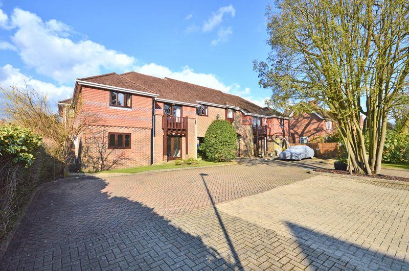 Crossways Road, Grayshott 2 bed flat £275,000