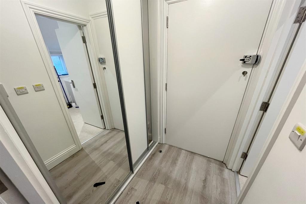 Hallway/Fitted wardr