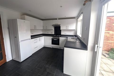 2 bedroom terraced house to rent, Inner Avenue