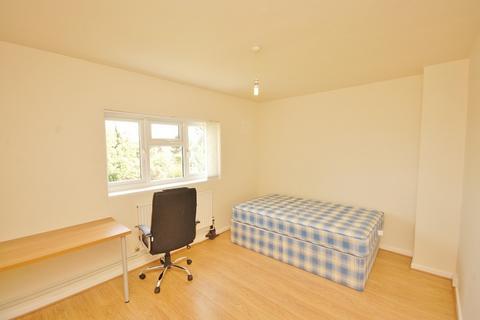 4 bedroom semi-detached house to rent, Stanmore