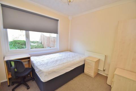 5 bedroom semi-detached house to rent, Stanmore