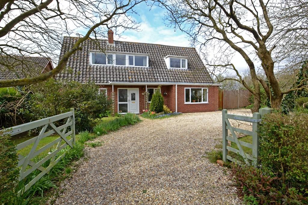 School Lane, Rockland St Mary, Norfolk 4 bed chalet £325,000
