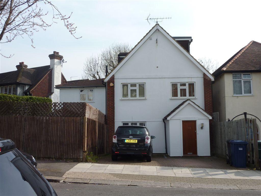 HOLDERS HILL ROAD, HENDON 4 bed detached house £2,500 pcm (£577 pw)