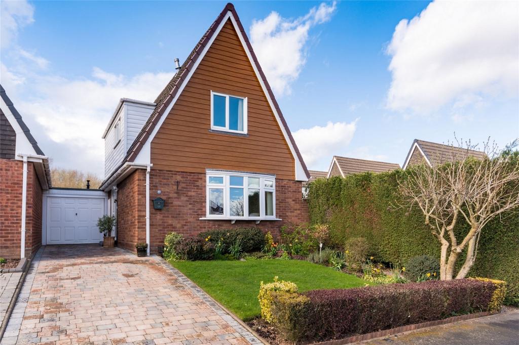 Giles Road, Lichfield, Staffordshire 3 bed link detached house £235,000