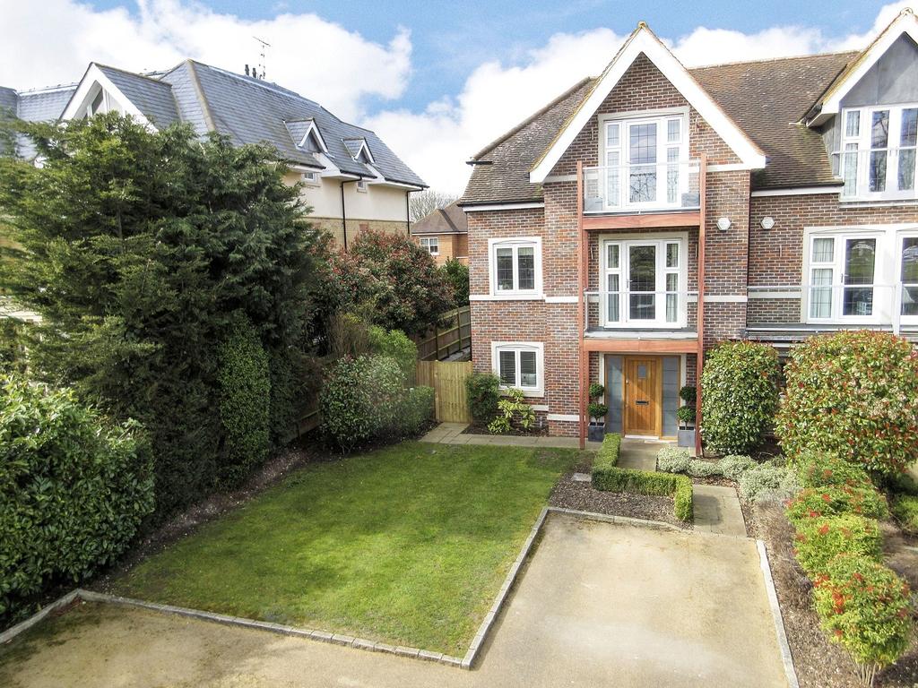 Thomas More Gardens, More Lane, Esher 4 bed house £1,295,000