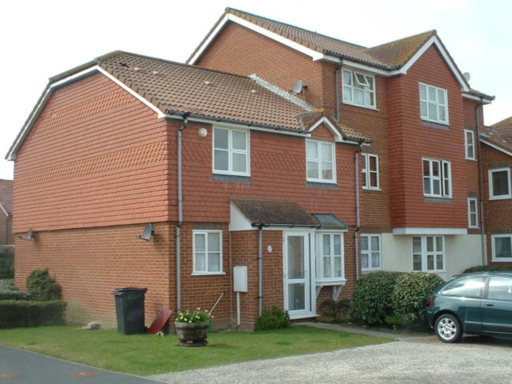 Hudson Close, Eastbourne 2 bed end of terrace house £725 pcm (£167 pw)