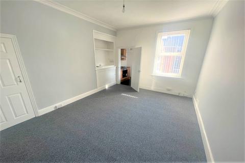 3 bedroom flat to rent, Ravensworth Terrace, South Shields