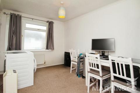 2 bedroom maisonette to rent, Kelvedon Close, Chelmsford