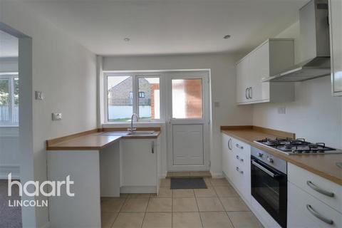 3 bedroom semi-detached house to rent, High Street, Saxilby