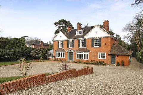 6 bedroom detached house to rent, Oatlands Avenue, Weybridge, Surrey, KT13