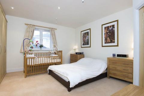 2 bedroom maisonette to rent, Pavilion Square, London, SW17