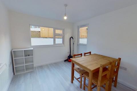 3 bedroom terraced house to rent, Guildford Park Road, GU2 7ND