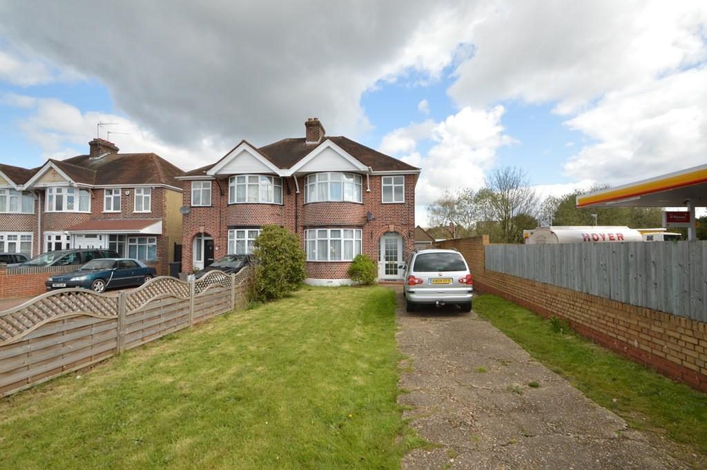 London Road, Langley, SL3 3 bed house £1,495 pcm (£345 pw)