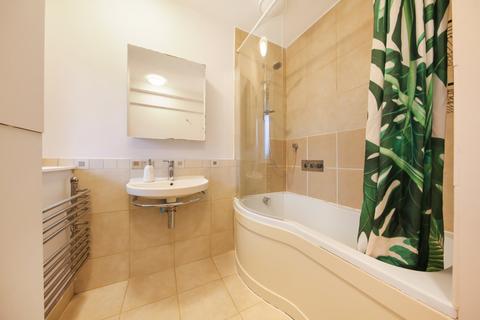 2 bedroom flat to rent, Fettes House, Wellington Road, London