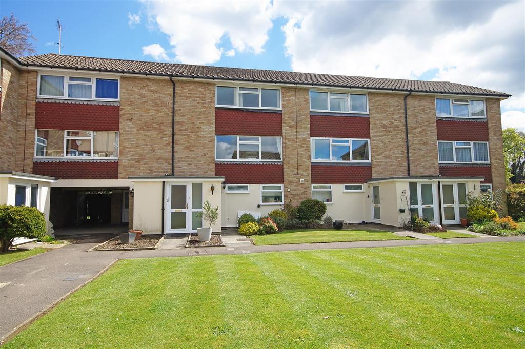 York Close, Horsham 3 bed £275,000