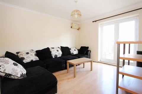 2 bedroom ground floor maisonette to rent, Classon Close, West Drayton