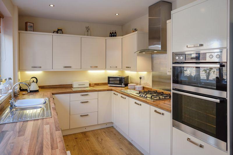 Limes Road, Tettenhall, Wolverhampton 3 bed detached house £260,000