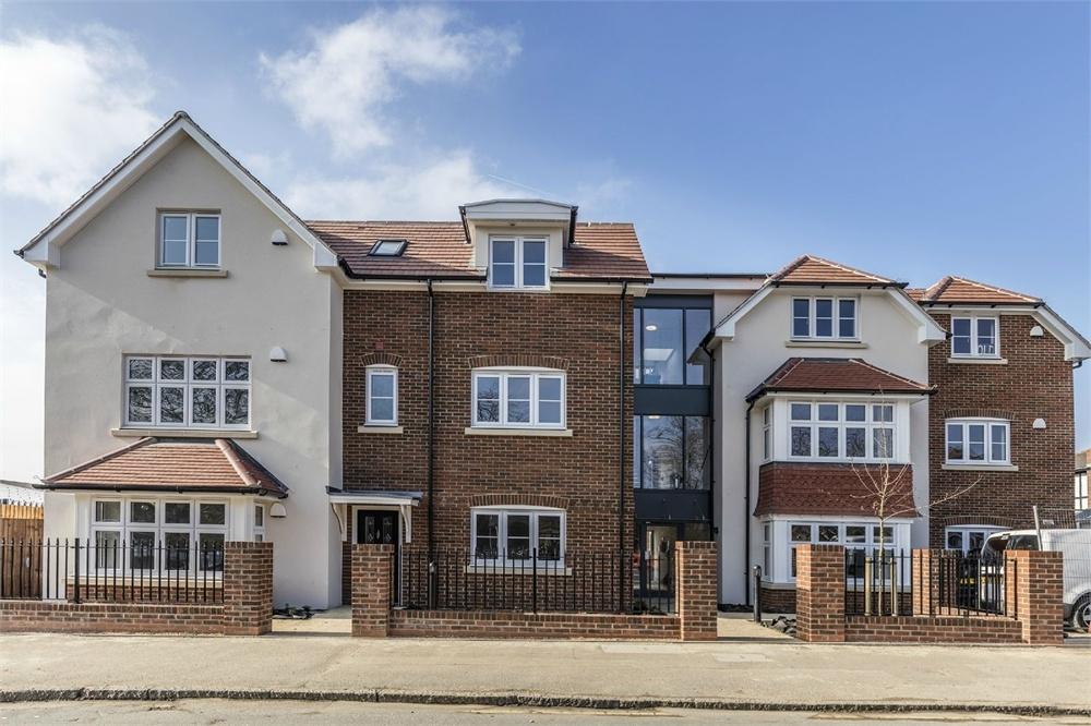 Oaklands avenue, Romford 2 bed flat £1,495 pcm (£345 pw)