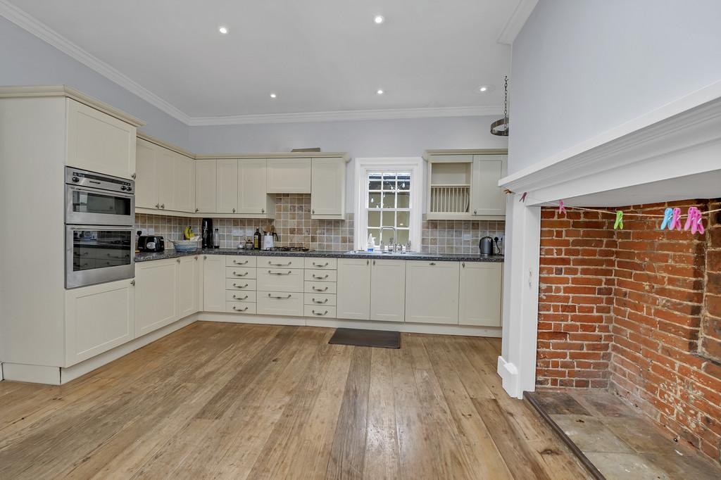 Churchgate Street, Bury St Edmunds 4 bed end of terrace house £2,450 pcm (£565 pw)