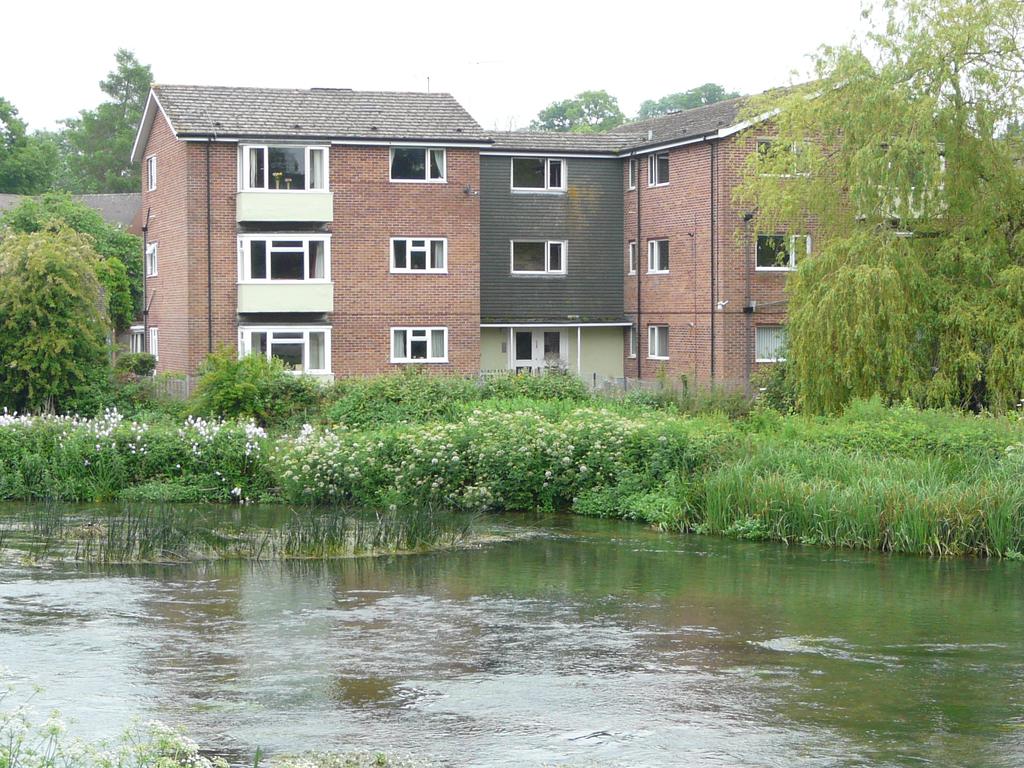 Court, Eddington, Hungerford RG17 2 bed flat £850 pcm (£196 pw)