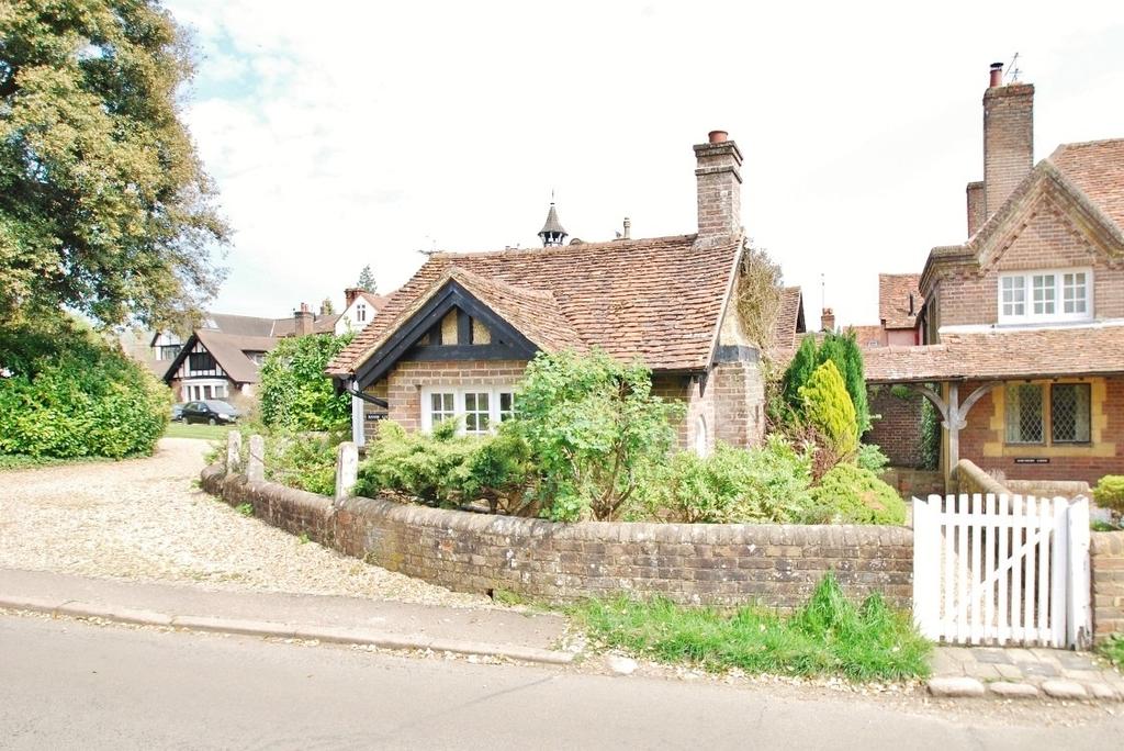 Manor Lodge, The Lee, Great Missenden, HP16 1 bed semidetached house £895 pcm (£207 pw)