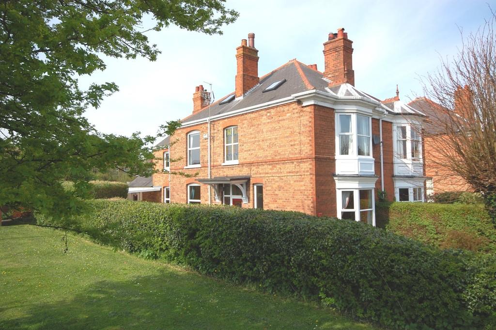 Louth, Keddington Road 5 bed semidetached house £215,000